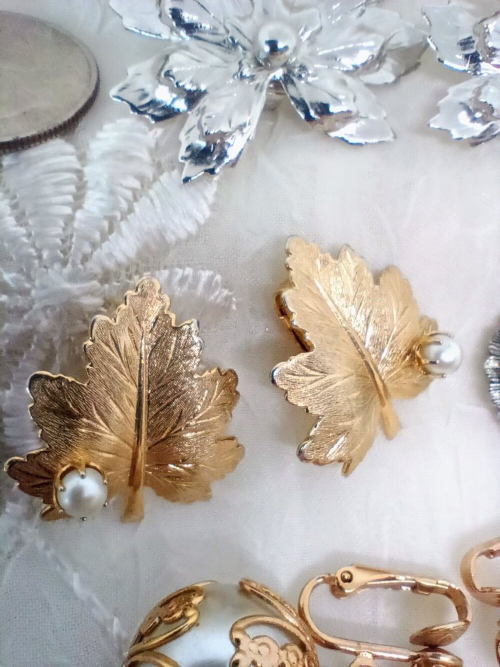 lot of Sarah Coventry Earrings Gold Tone Clip On's Whispering Leaf, Dangle Pearl - Picture 5 of 11